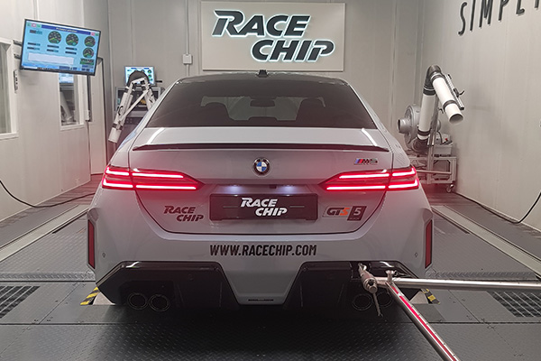 Ein BMW M5 wird im Prüfstand analysiert und softwareseitig abgestimmt