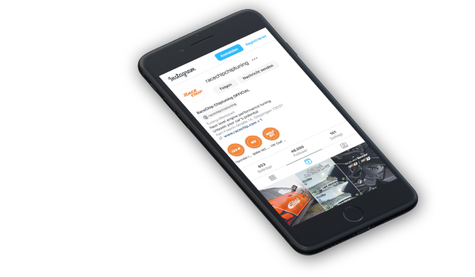 Smartphone mit geöffneter Instagram-App, auf dem das offizielle RaceChip-Profil angezeigt wird.