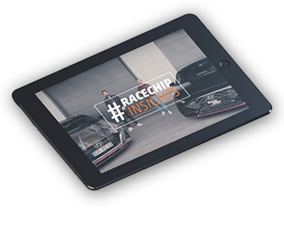 Tablet mit angezeigtem Video der Serie „RaceChip Insights“. Zwei Personen stehen zwischen zwei getunten Autos.