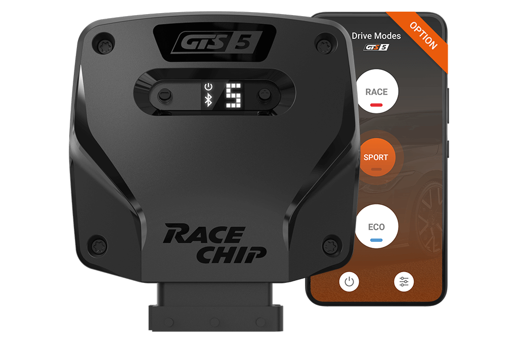 RaceChip GTS 5 Steuergerät neben einem Smartphone mit der optionalen App, die die Fahrmodi RACE, SPORT und ECO zeigt.