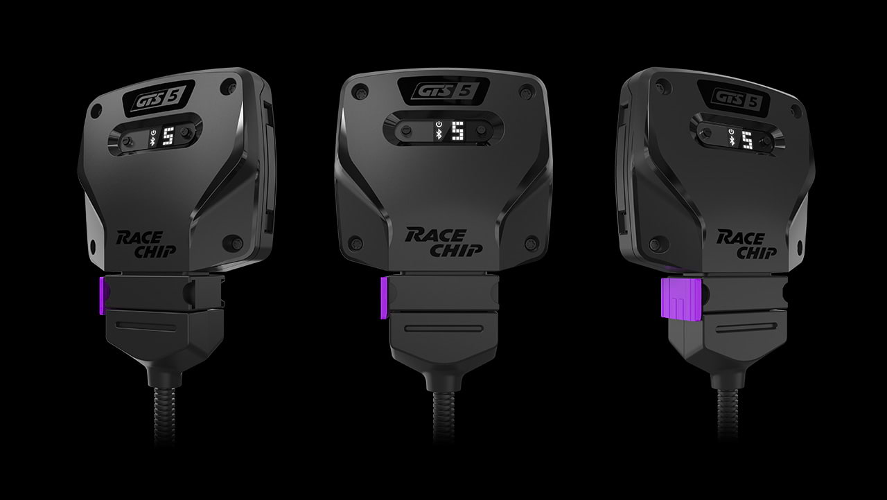 Drei RaceChip GTS Steuergeräte nebeneinander, mit LED-Anzeige und violettem Sicherheitsverschluss.