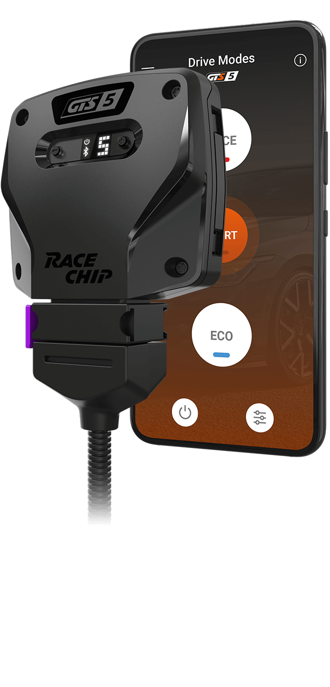 RaceChip GTS 5 Steuergerät in Schrägansicht vor einem Smartphone mit geöffneter App. Fahrmodi RACE, SPORT und ECO sind sichtbar, SPORT ist aktiviert.