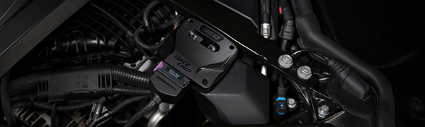 RaceChip GTS 5 Steuergerät im Motorraum verbaut, mit eingestecktem Serienstecker.