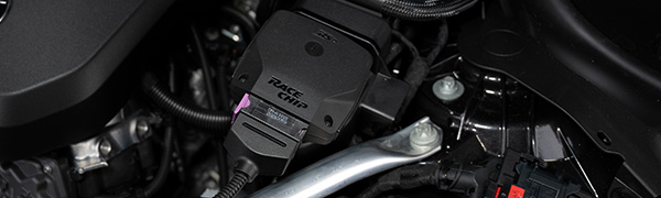 RaceChip RS Steuergerät im Motorraum verbaut, mit eingestecktem Serienstecker.