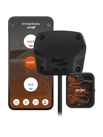 RaceChip XLR 5 Steuergerät mit Smartphone-App und Smart Controller. Die App zeigt die Fahrmodi RACE, SPORT und ECO, SPORT ist aktiv; auch das Display des Smart Controllers zeigt SPORT.