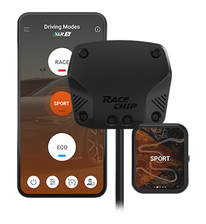 RaceChip XLR5 Steuergerät mit Smartphone und Bedieneinheit. Die App zeigt die Fahrmodi RACE, SPORT und ECO, der Modus SPORT ist aktiv.